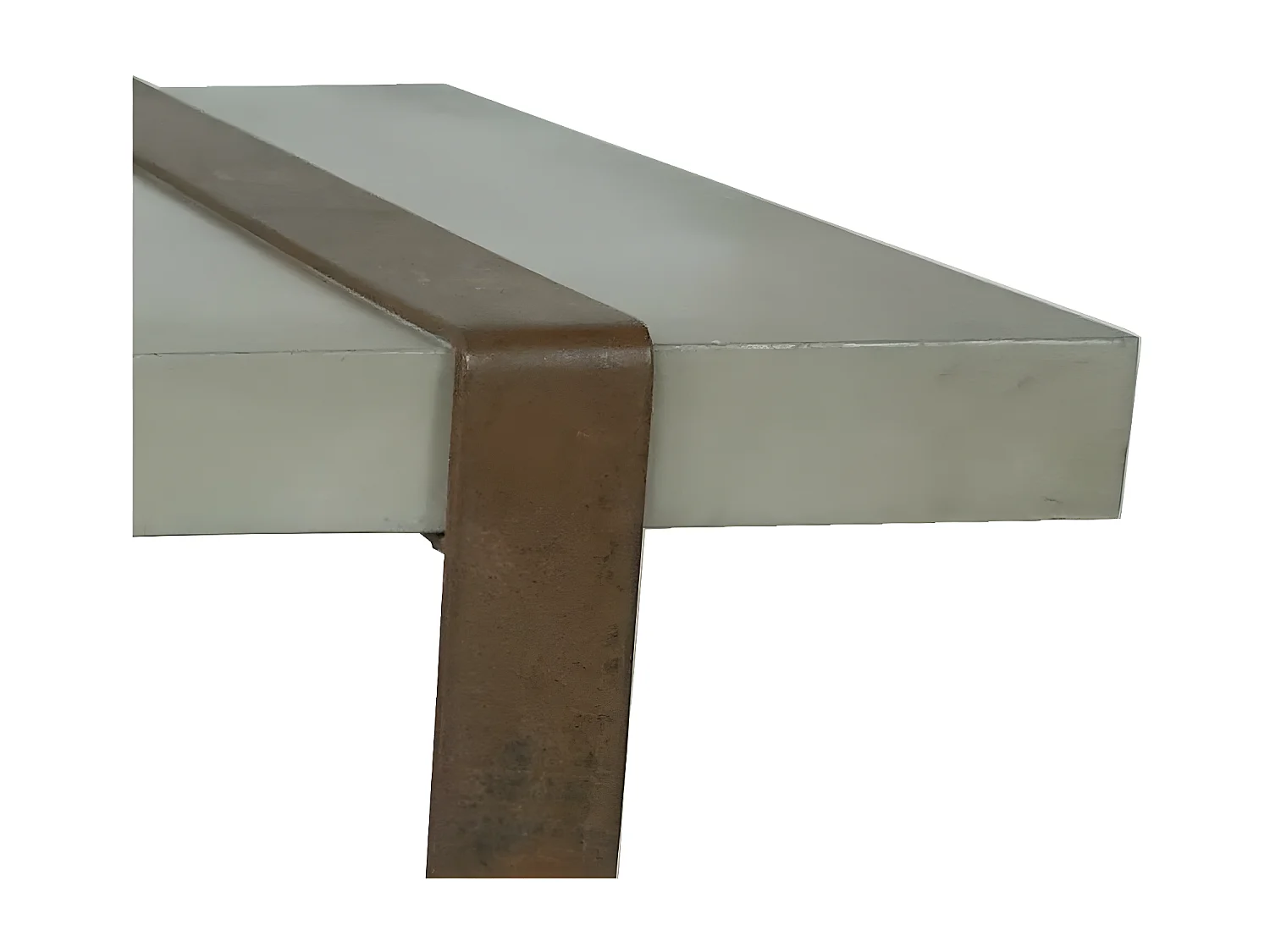 Table basse en béton et acier rouillé