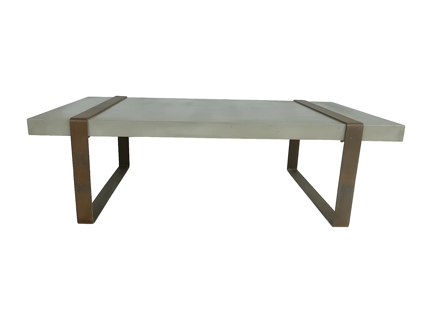 Table basse en béton et acier rouillé