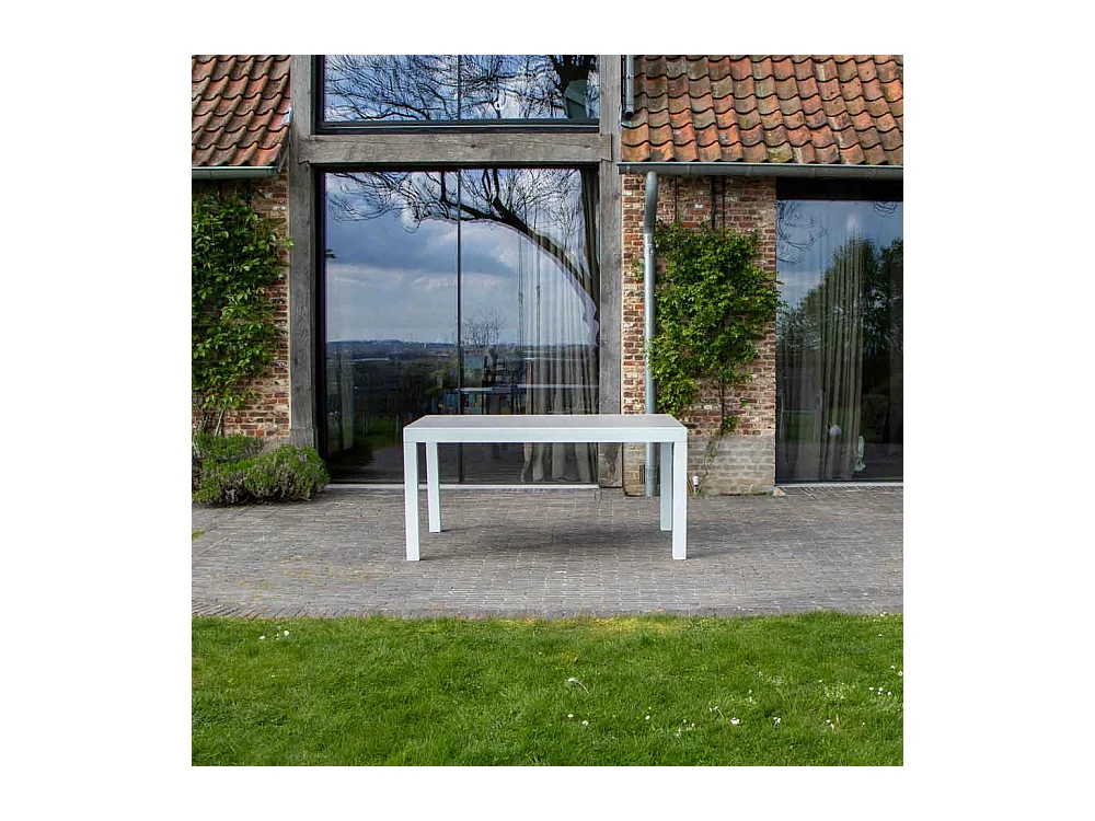 Table Tulum 6/10 personnes structure aluminium blanche, plateau en aluminium décors bois gris