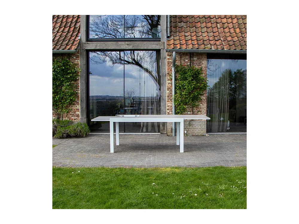 Table Tulum 6/10 personnes structure aluminium blanche, plateau en aluminium décors bois gris