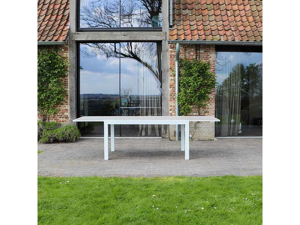 Table Tulum 6/10 personnes structure aluminium blanche, plateau en aluminium décors bois gris