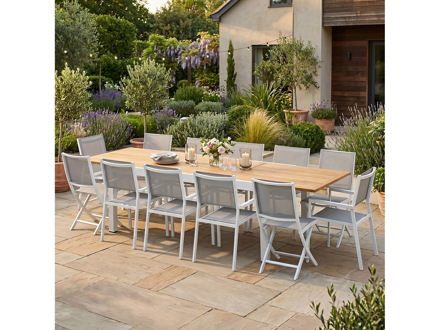 Table BALIteck 8/12 personnes structure aluminium blanche, plateau en lame de Teck