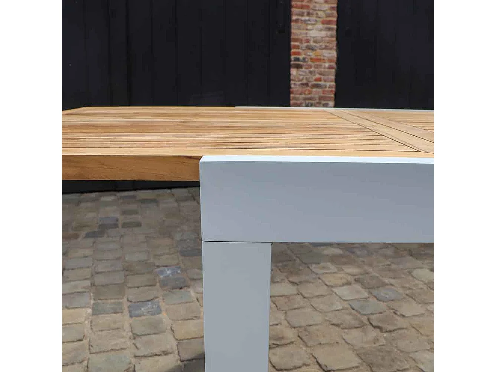 Table BALIteck 8/12 personnes structure aluminium blanche, plateau en lame de Teck