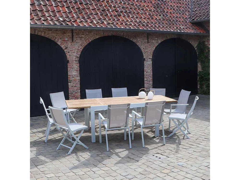 Ensemble BALITECK 6/10p en aluminium blanc, plateau en Teck avec 6 fauteuils et 4 chaises pliantes en aluminium et textilène