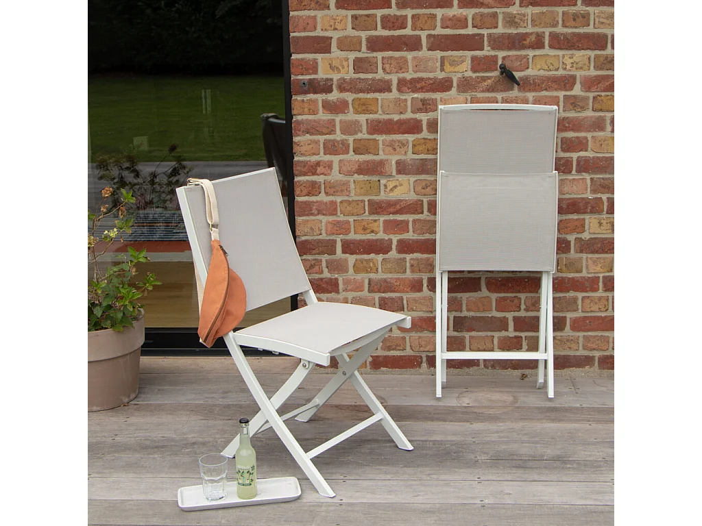 Ensemble BALITECK 6/10p en aluminium blanc, plateau en Teck avec 6 fauteuils et 4 chaises pliantes en aluminium et textilène