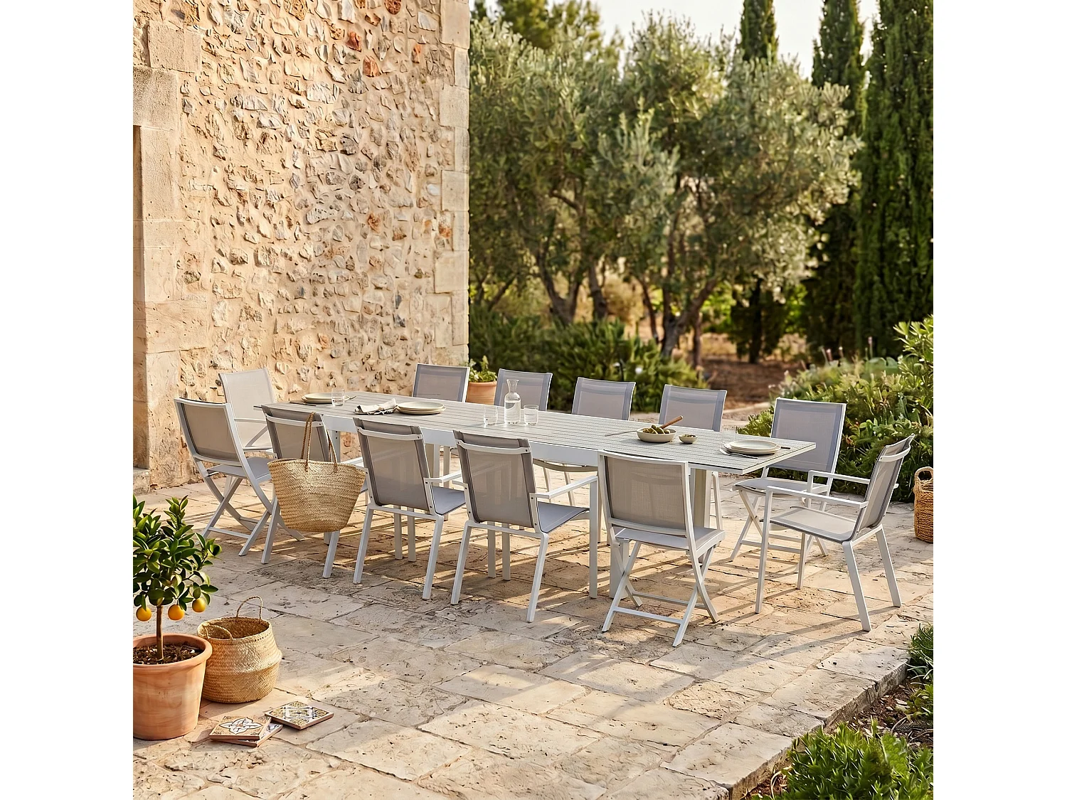 Ensemble TULUM 8/12p en aluminium blanc et plateau en alu décors bois avec 8 fauteuils et 4 chaises pliantes