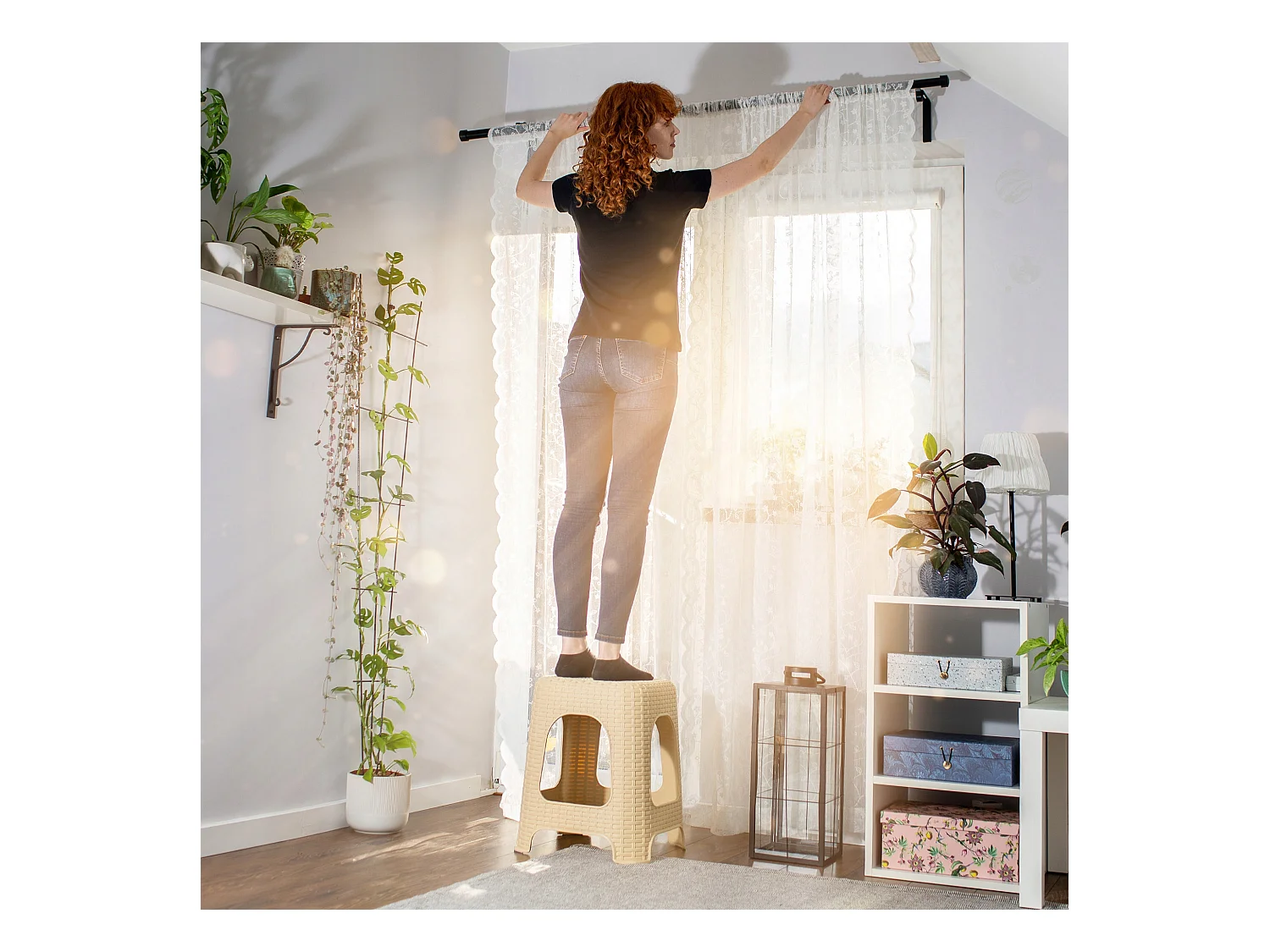 KADAX Kruk van kunststof, opstapkruk tot 120 kg, rotankruk met antislipvoeten, badkruk, woonkruk, lichte zitkruk, tuinkruk, kruk (2 x set beige)