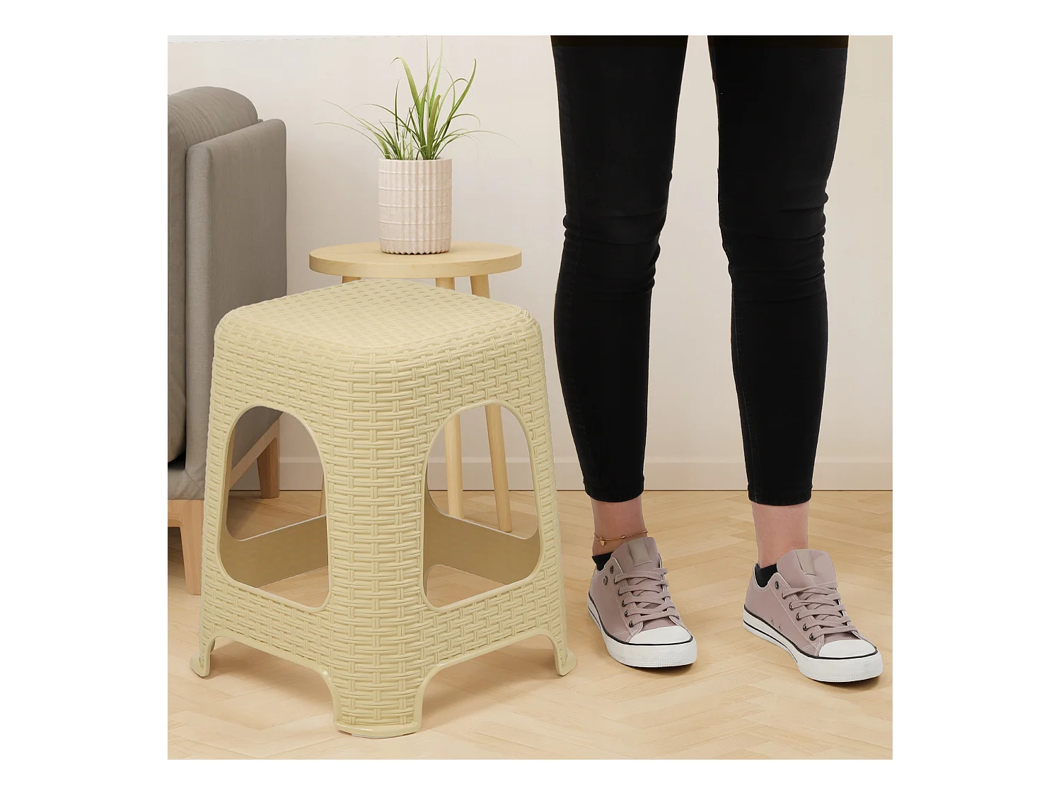 KADAX Kruk van kunststof, opstapkruk tot 120 kg, rotankruk met antislipvoeten, badkruk, woonkruk, lichte zitkruk, tuinkruk, kruk (2 x set beige)