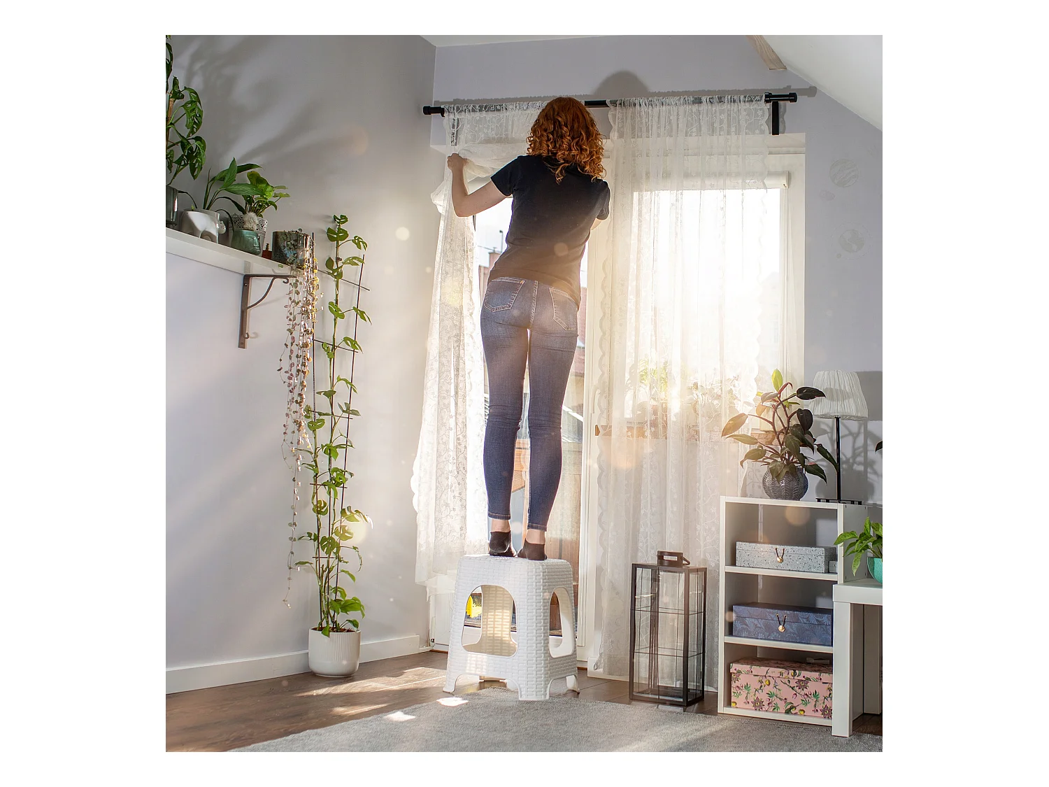 KADAX Kruk van kunststof, opstapkruk, tot 120 kg, rotankruk met antislipvoeten, badkruk, woonkruk, lichte zitkruk, tuinkruk, kruk (2 x set wit)