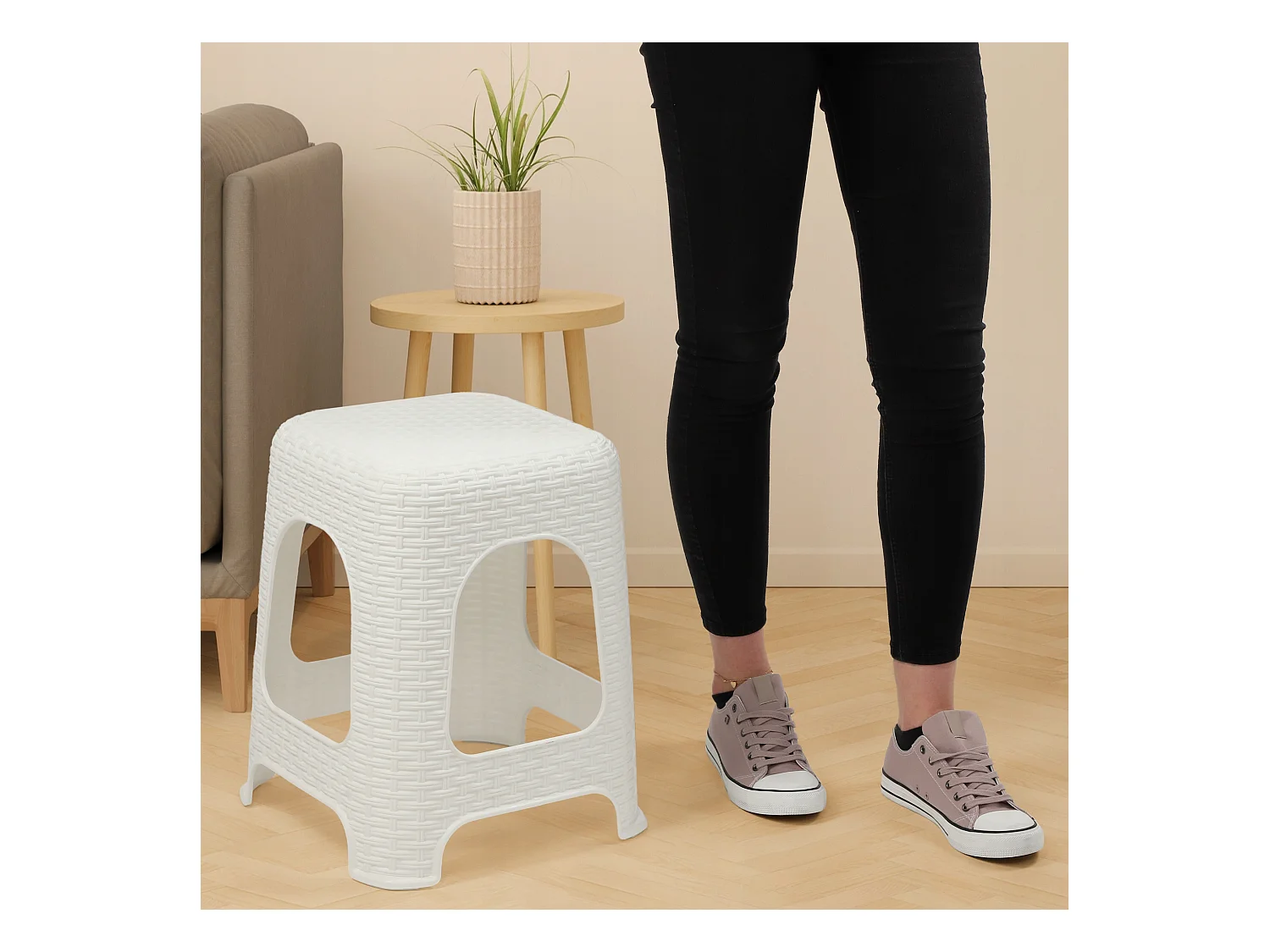 KADAX Kruk van kunststof, opstapkruk, tot 120 kg, rotankruk met antislipvoeten, badkruk, woonkruk, lichte zitkruk, tuinkruk, kruk (2 x set wit)