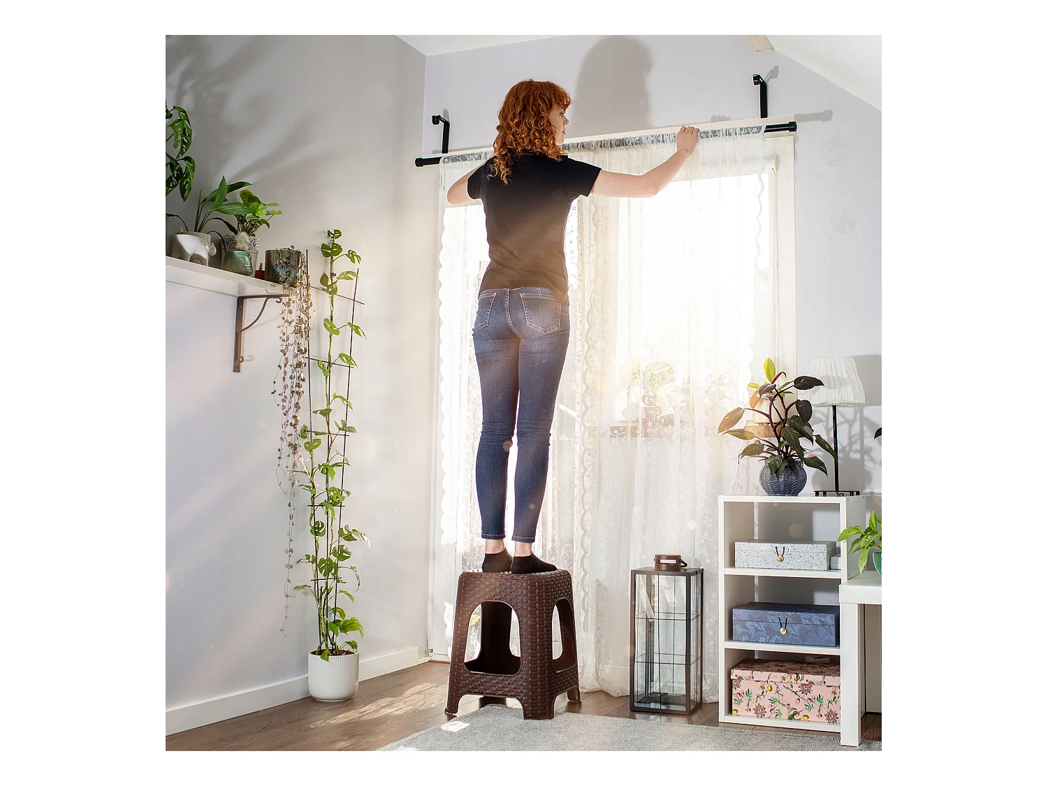 KADAX Kruk van kunststof, opstapkruk, tot 120 kg, rotankruk met antislipvoeten, badkruk, woonkruk, lichte zitkruk, tuinkruk, kruk (2 x set bruin)