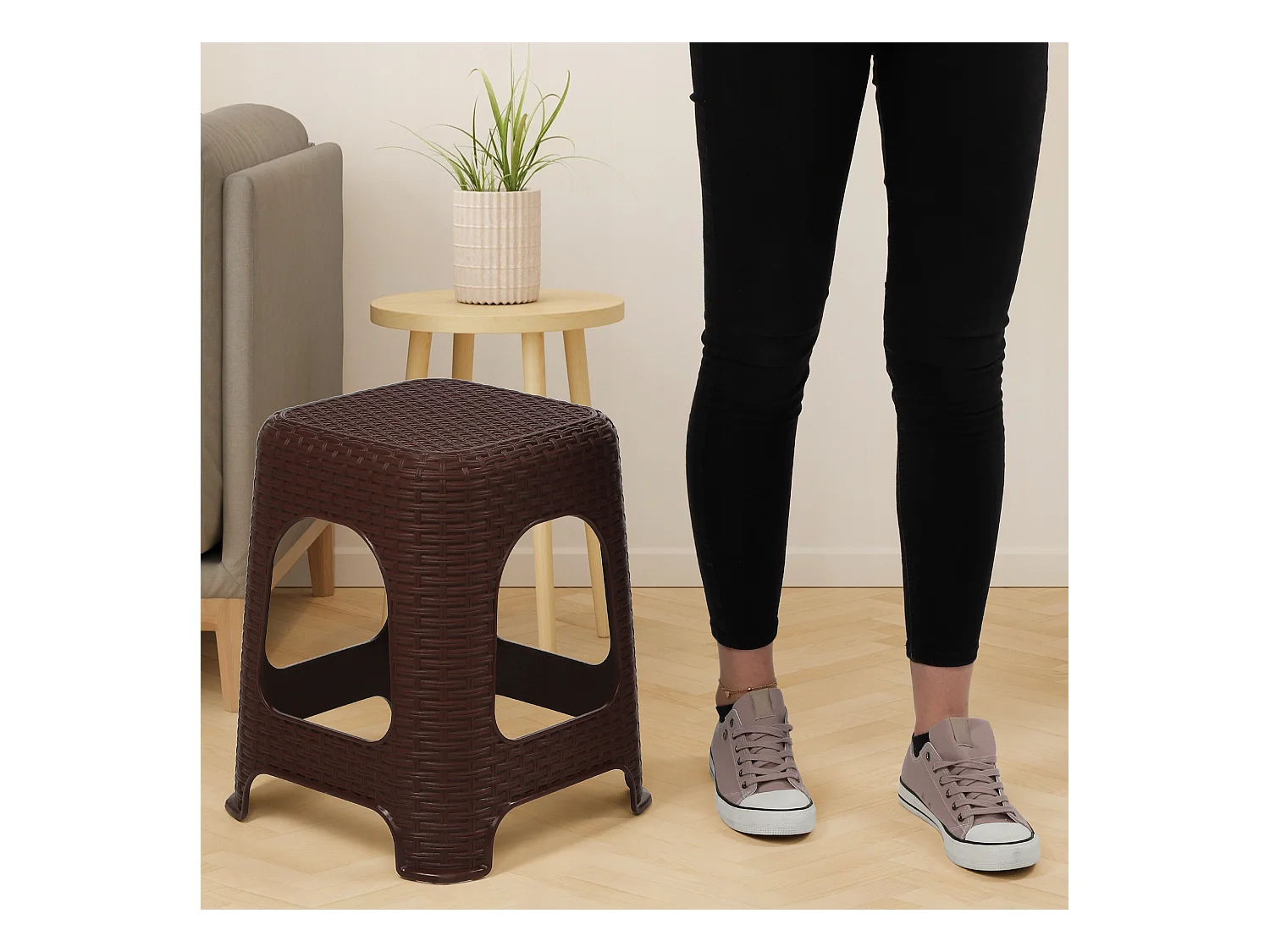 KADAX Kruk van kunststof, opstapkruk, tot 120 kg, rotankruk met antislipvoeten, badkruk, woonkruk, lichte zitkruk, tuinkruk, kruk (2 x set bruin)