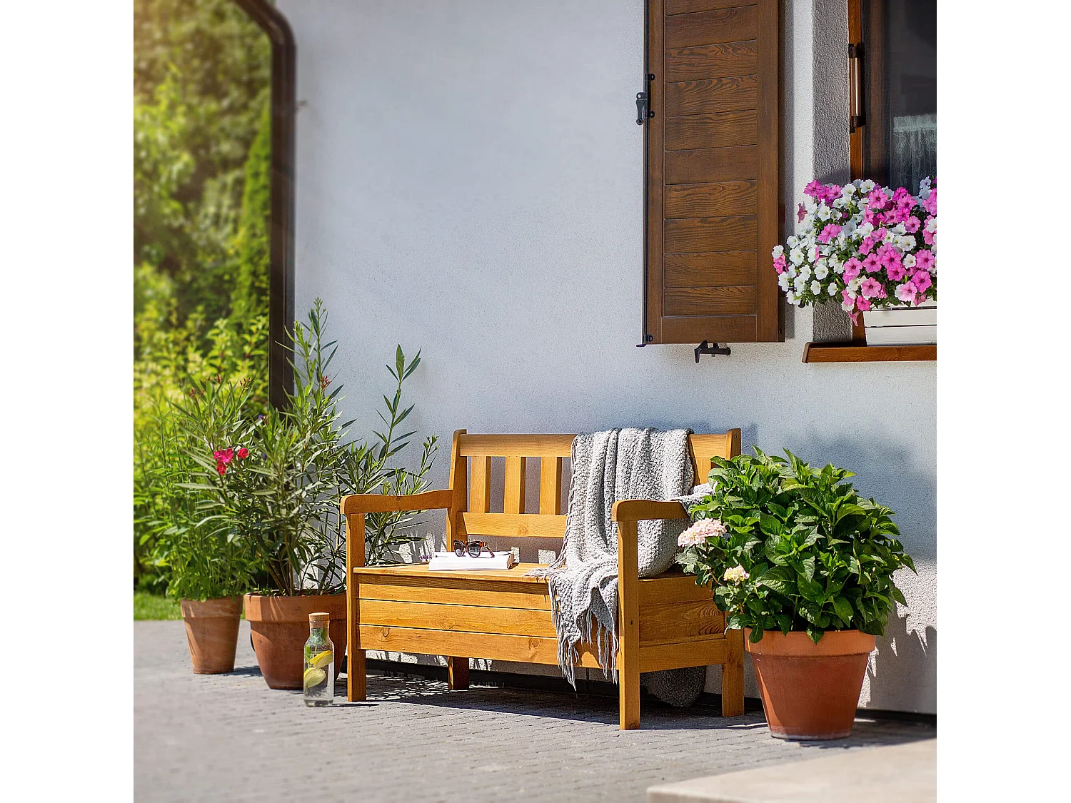 Banc de jardin KADAX, 120 x 47 x 81,5 cm, banc en panneaux de fibres résistant aux intempéries avec espace de rangement et dossier, marron