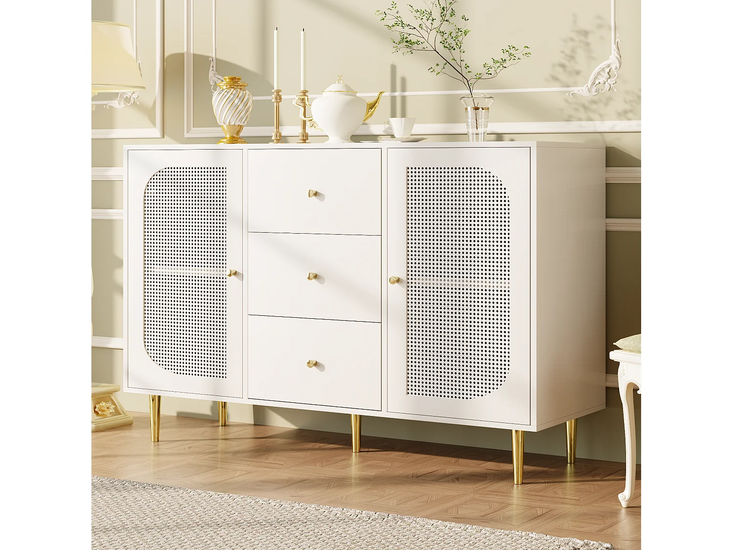 Buffet 120x40x90cm avec 2 portes en rotin et 3 tiroirs, corps blanc, poignées et pieds en métal doré