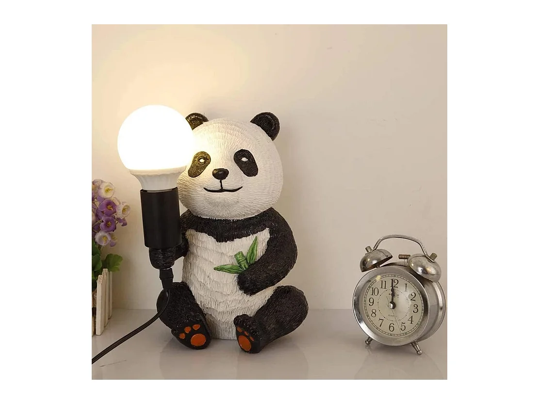 Lampe de table créative en résine représentant un panda assis, culot E27, idéale pour un salon ou une chambre d'enfant. Ampoule non incluse