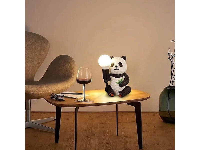 Lampe de table créative en résine représentant un panda assis, culot E27, idéale pour un salon ou une chambre d'enfant. Ampoule non incluse