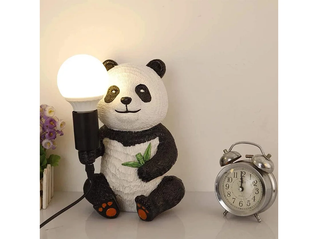 Lampe de table créative en résine représentant un panda assis, culot E27, idéale pour un salon ou une chambre d'enfant. Ampoule non incluse
