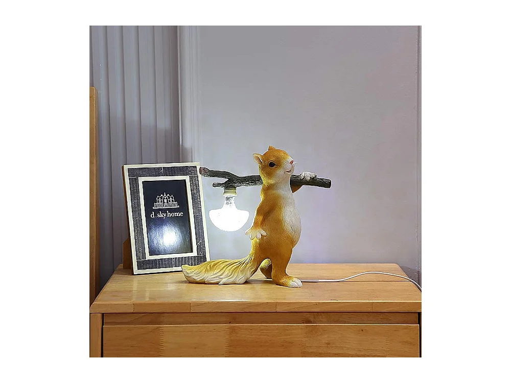Lampe de table écureuil, lampe de chevet LED, lampe en résine, abat-jour en verre, idéale pour une chambre d'enfant ou un bureau (marron)