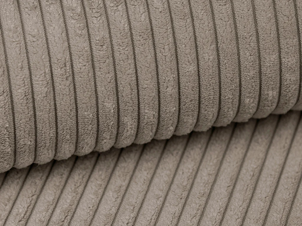 Stor höger bäddsoffa med konverteringsfunktion i manchestervelour i taupe AMELIA