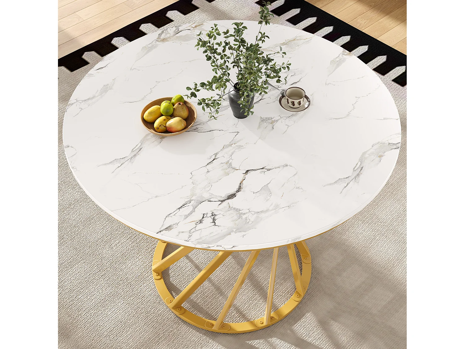 Mesa de jantar redonda com tampo em folheado de mármore branco e pés em espiral de metal dourado - 80x80x76cm