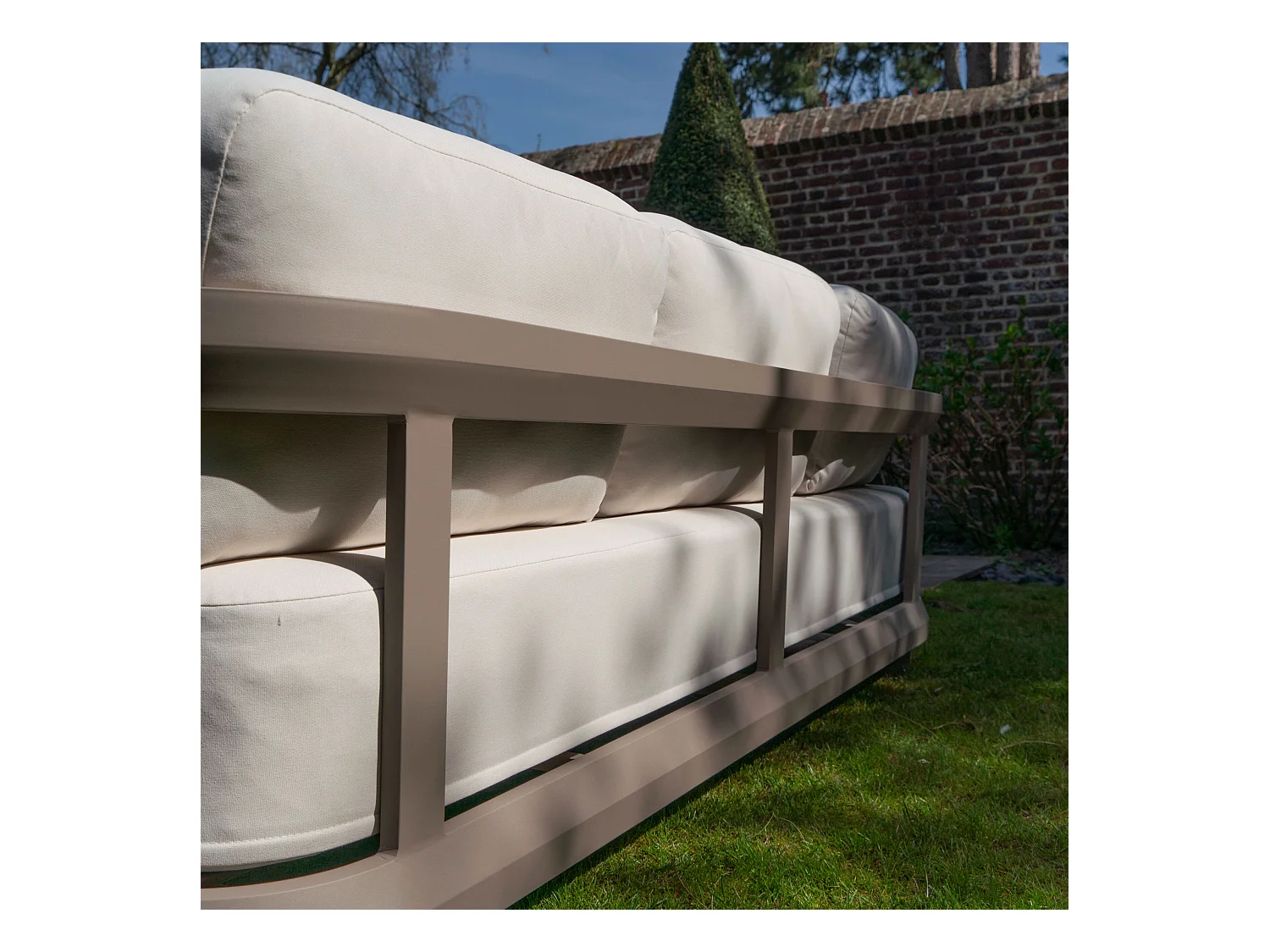 Salon bas 5p en aluminium Taupe et plateau en pierre Ivoire CALAROSSA