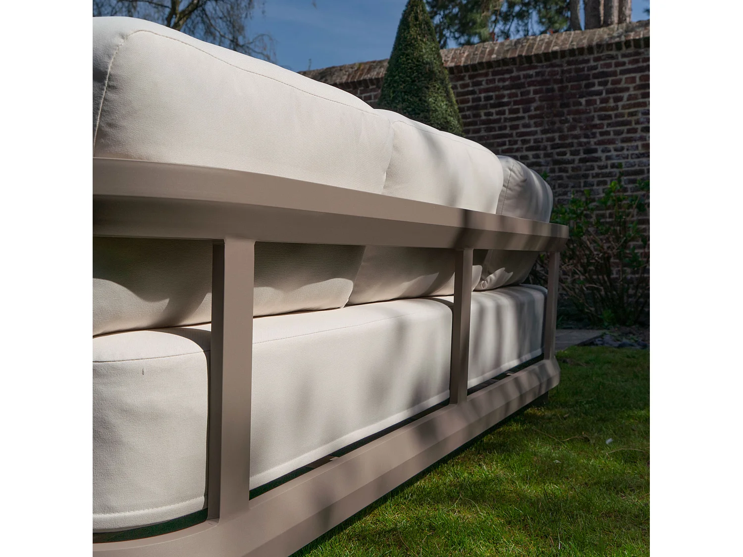 Salon bas 5p en aluminium Taupe et plateau en pierre Ivoire CALAROSSA