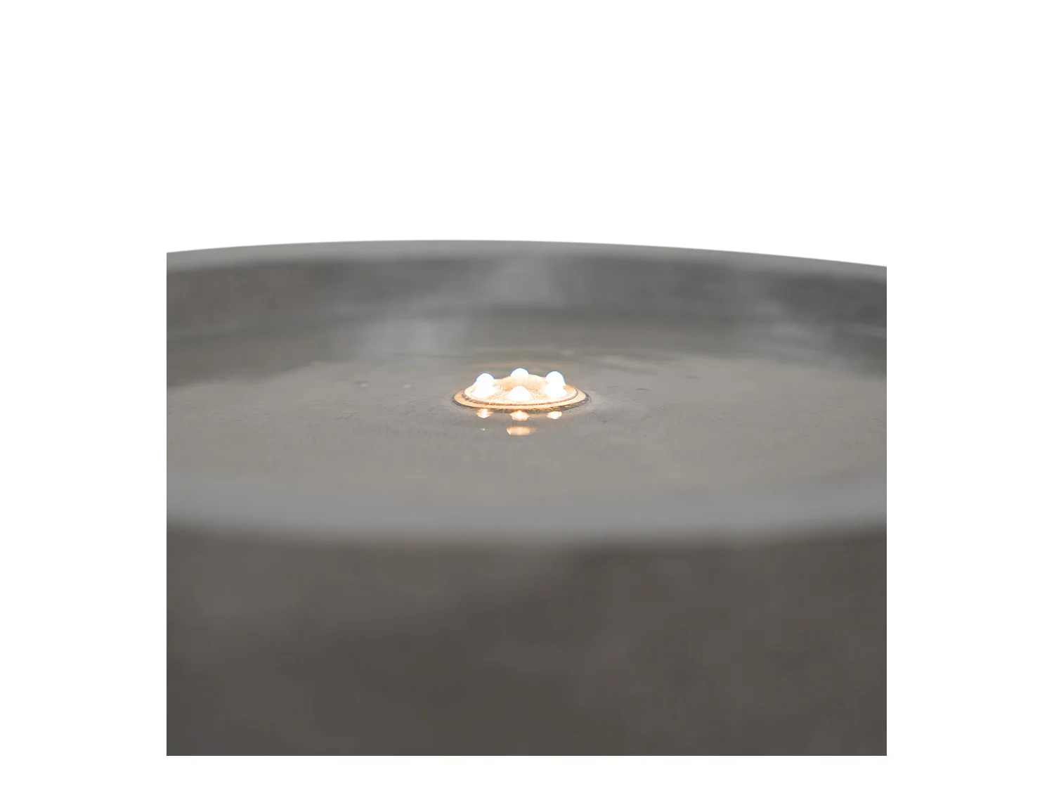 Kaskadierende Outdoor-Wasseranlage – Elektrischer Gartenbrunnen aus Zement in Grau – 2 warmweiße LED-Leuchten – Serenity Falls