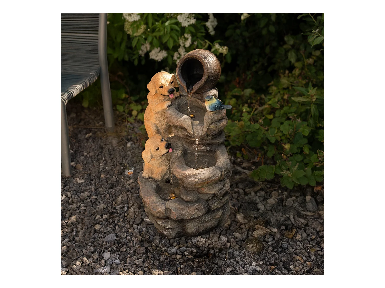 Kaskadierende Outdoor-Wasseranlage – Elektrischer Gartenbrunnen in Grau – warmweiße LED-Leuchten – Canine Creek