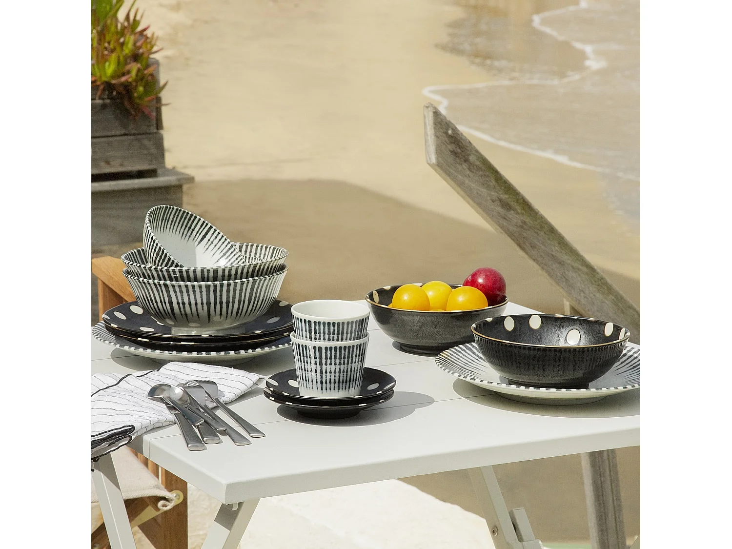 Habitat - Assiette plate en porcelaine - 26 cm - Lignes bleues - Pinako