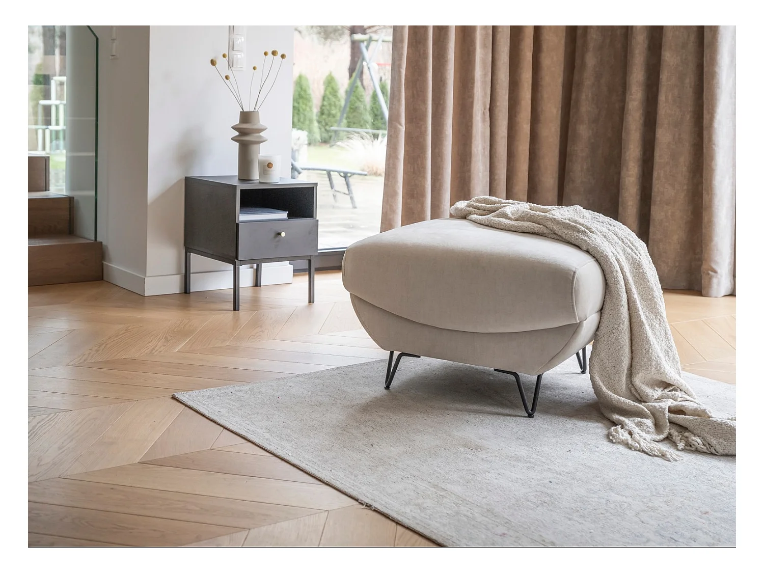 Pouf en tissu ZURIK – Élégance et praticité-Beige