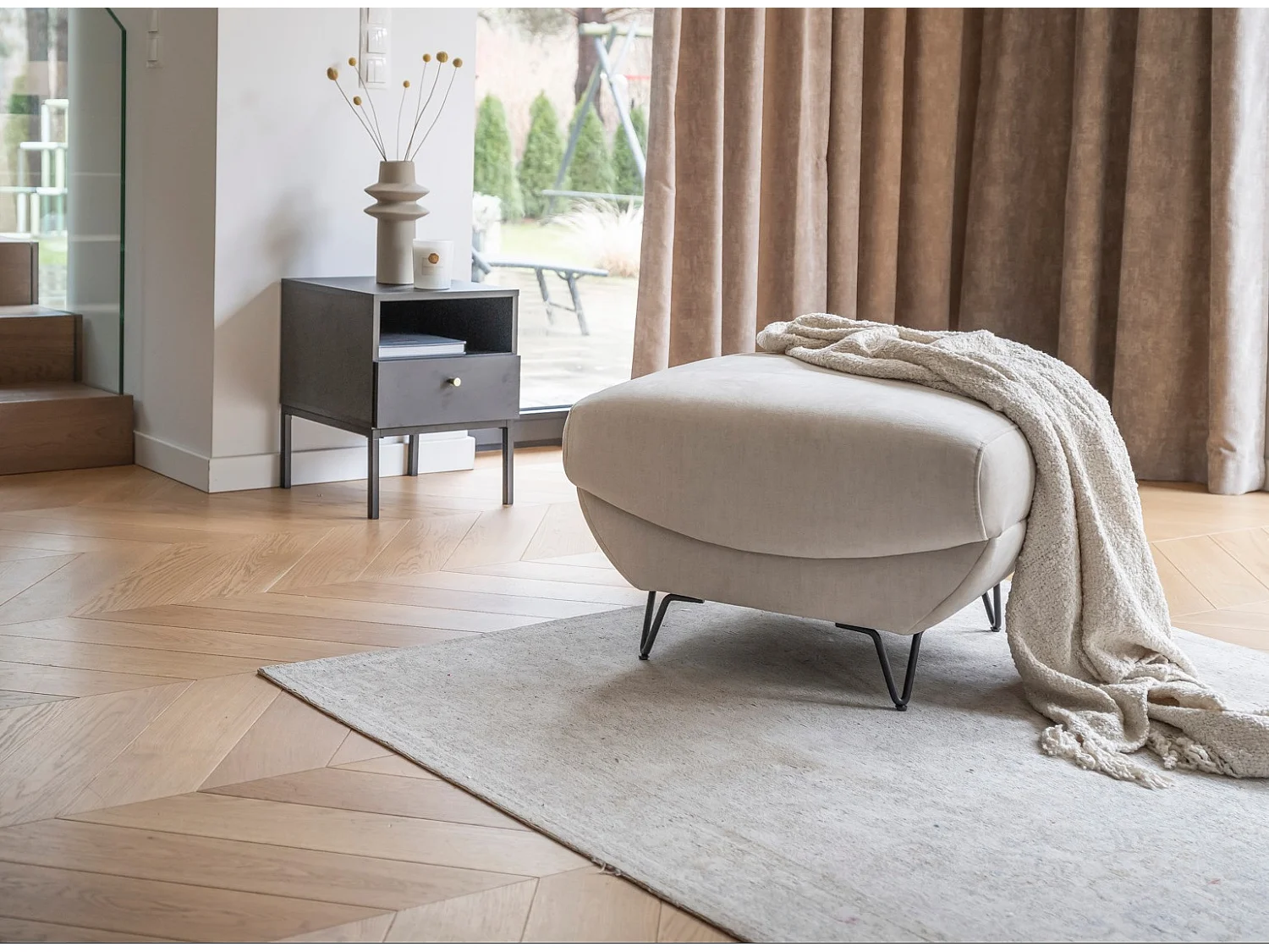 Pouf en tissu ZURIK – Élégance et praticité-Beige