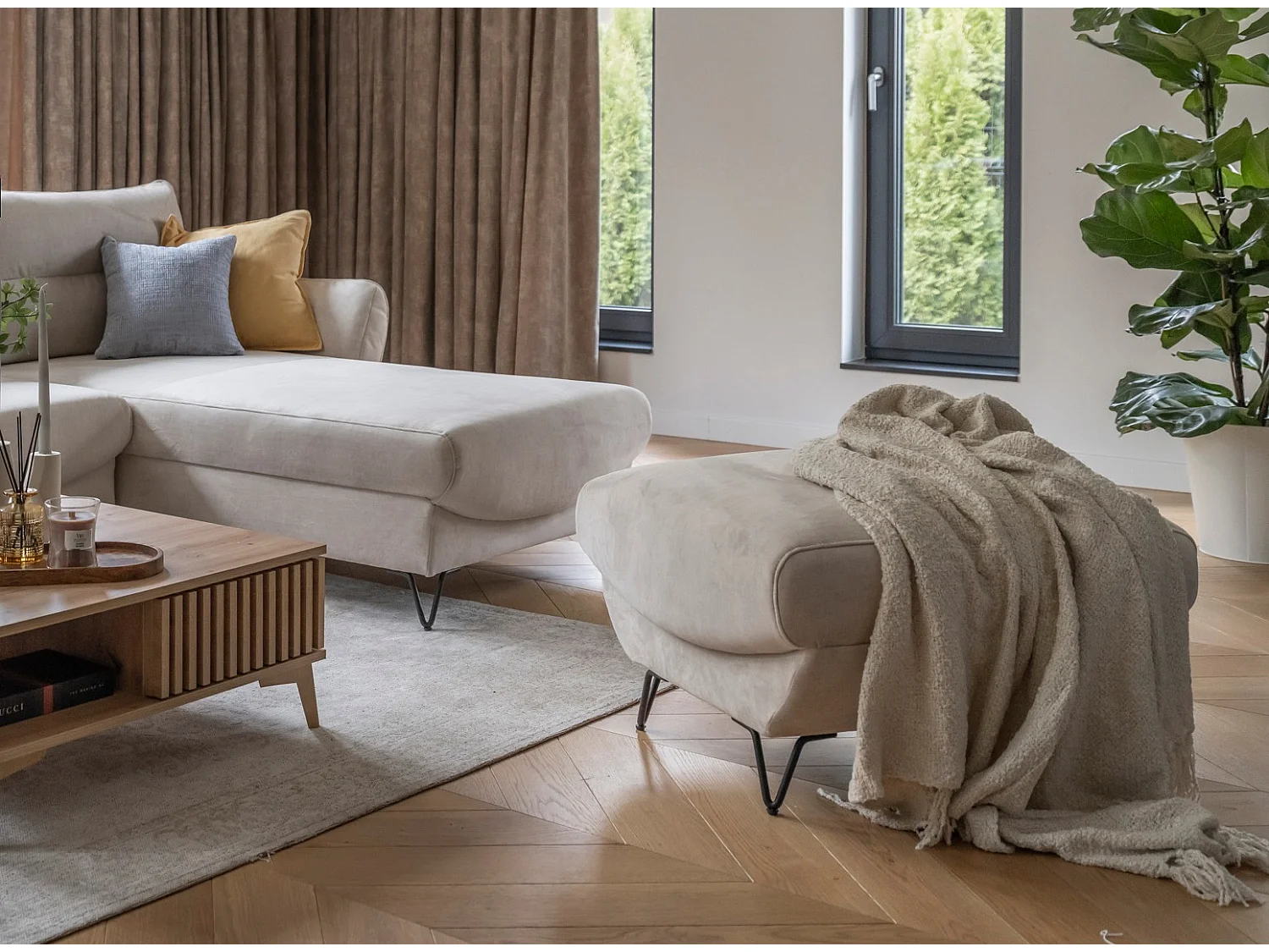 Pouf en tissu ZURIK – Élégance et praticité-Beige