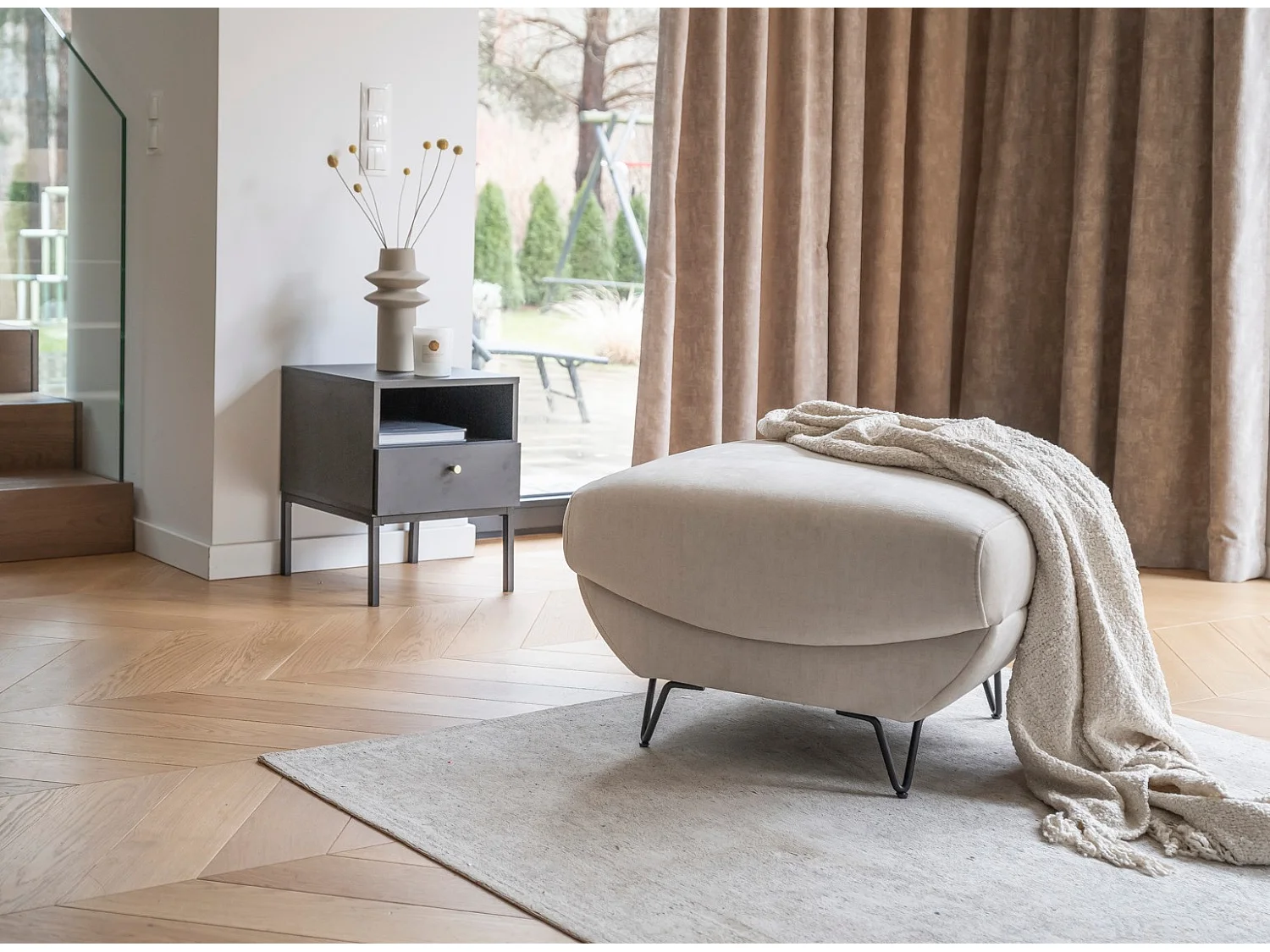 Pouf en tissu ZURIK – Élégance et praticité-Beige