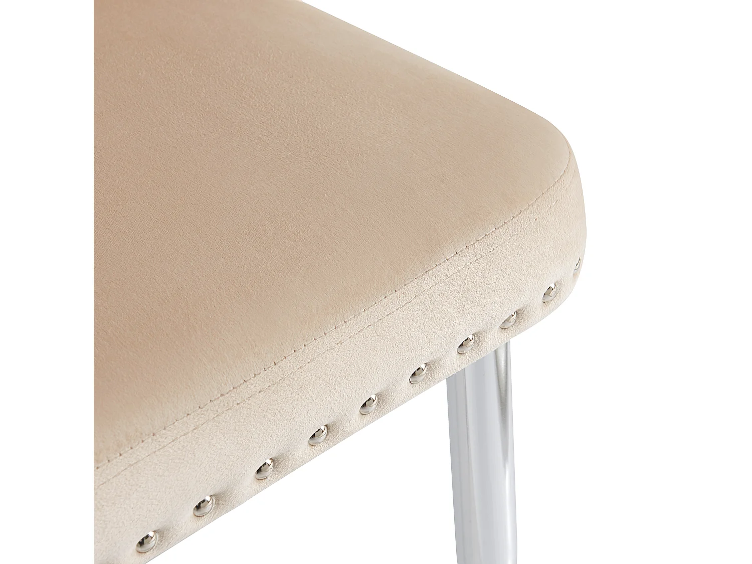 Lot de 2 chaises en velours beige avec les détails cloutés, pieds en métal argenté
