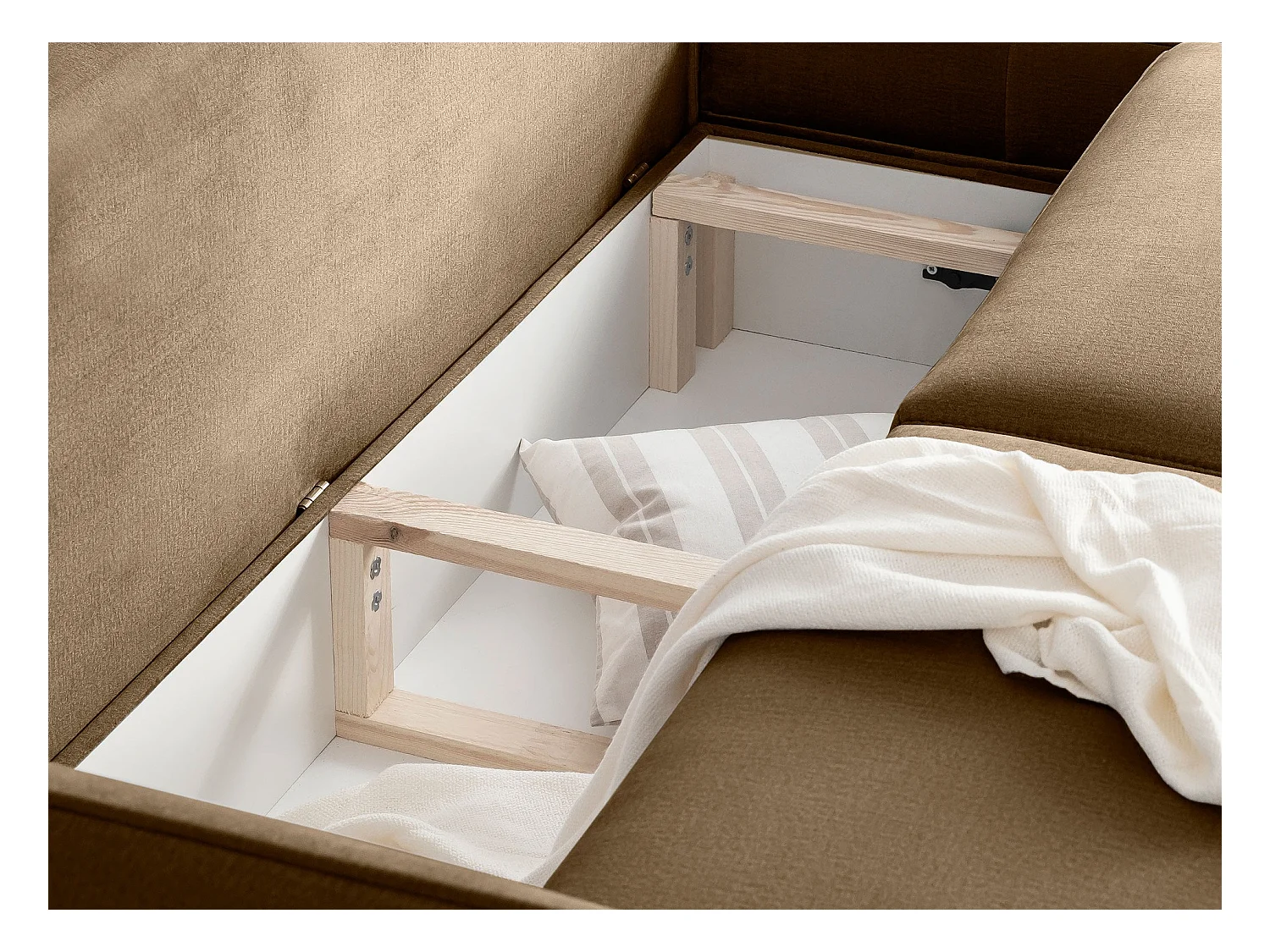 ZURIK omvormbare fluwelen hoekbank - Opbergbox en zwarte metalen poten-Kleur Beige-juiste hoek