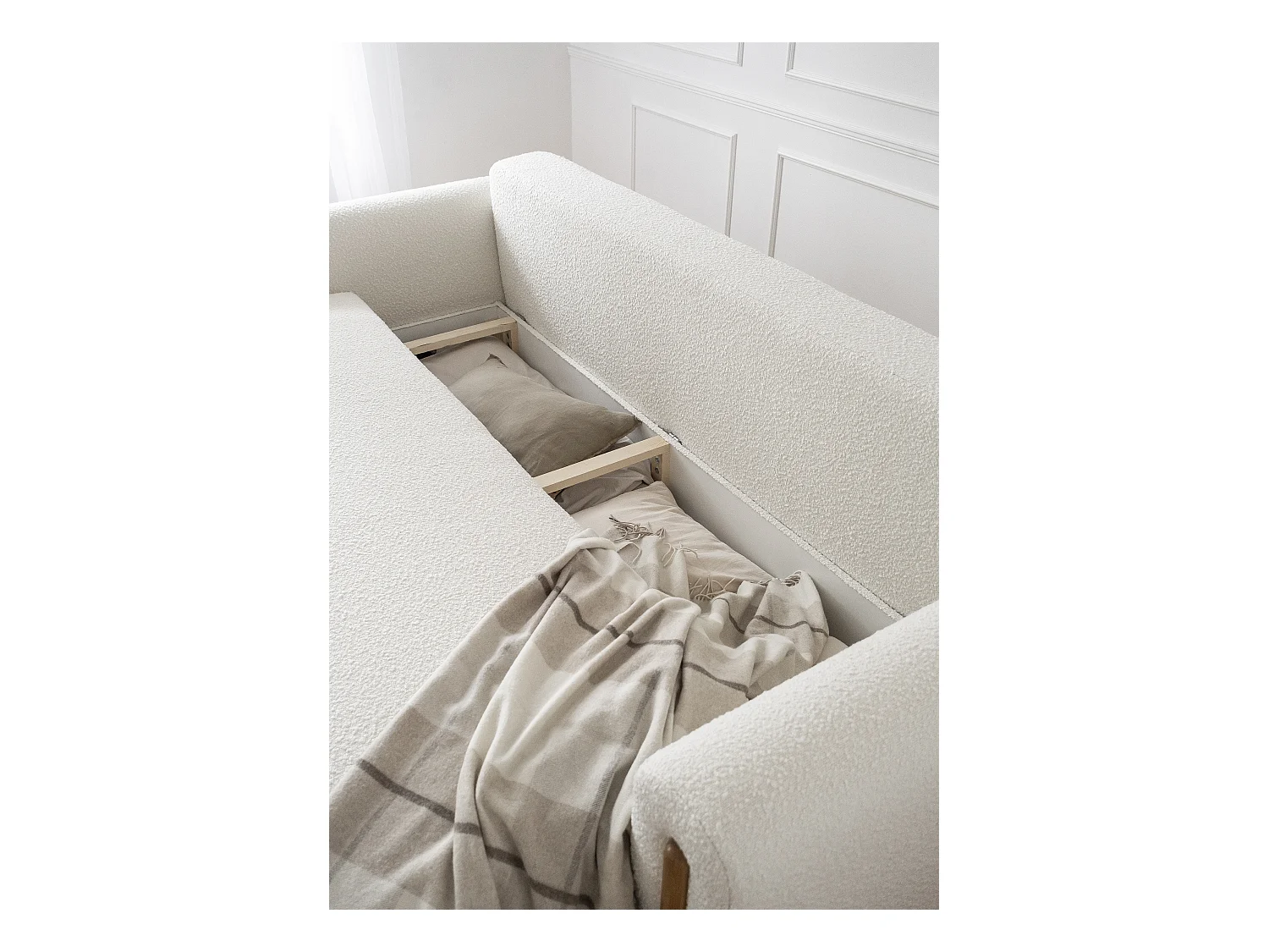 Canapé convertible en tissu bouclette DOVA - Pieds bois massif naturel-Blanc cassé