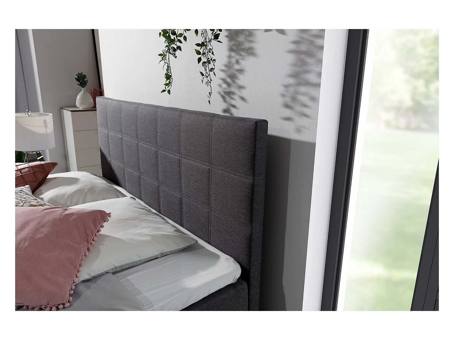 Lit chambre d'hôtel avec matelas simili cuir noir Alko-180x200