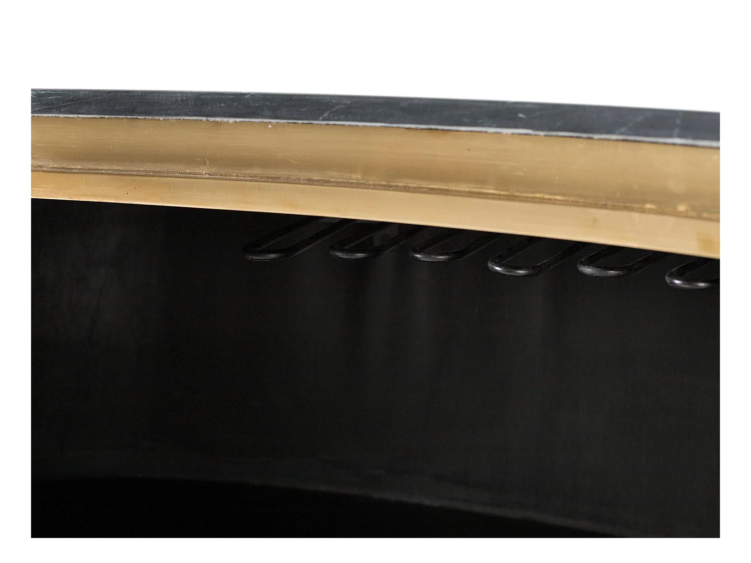 Meuble bar avec façade incurvée dorée et étagères à l'intérieur