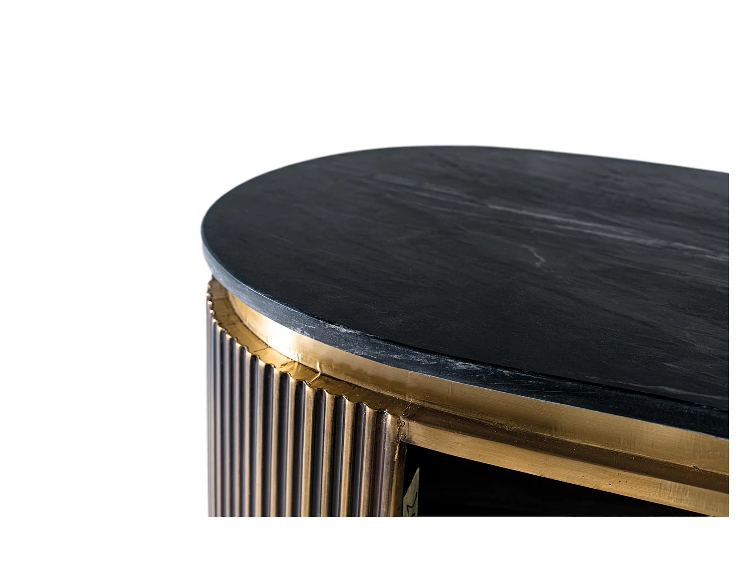 Meuble bar avec façade incurvée dorée et étagères à l'intérieur