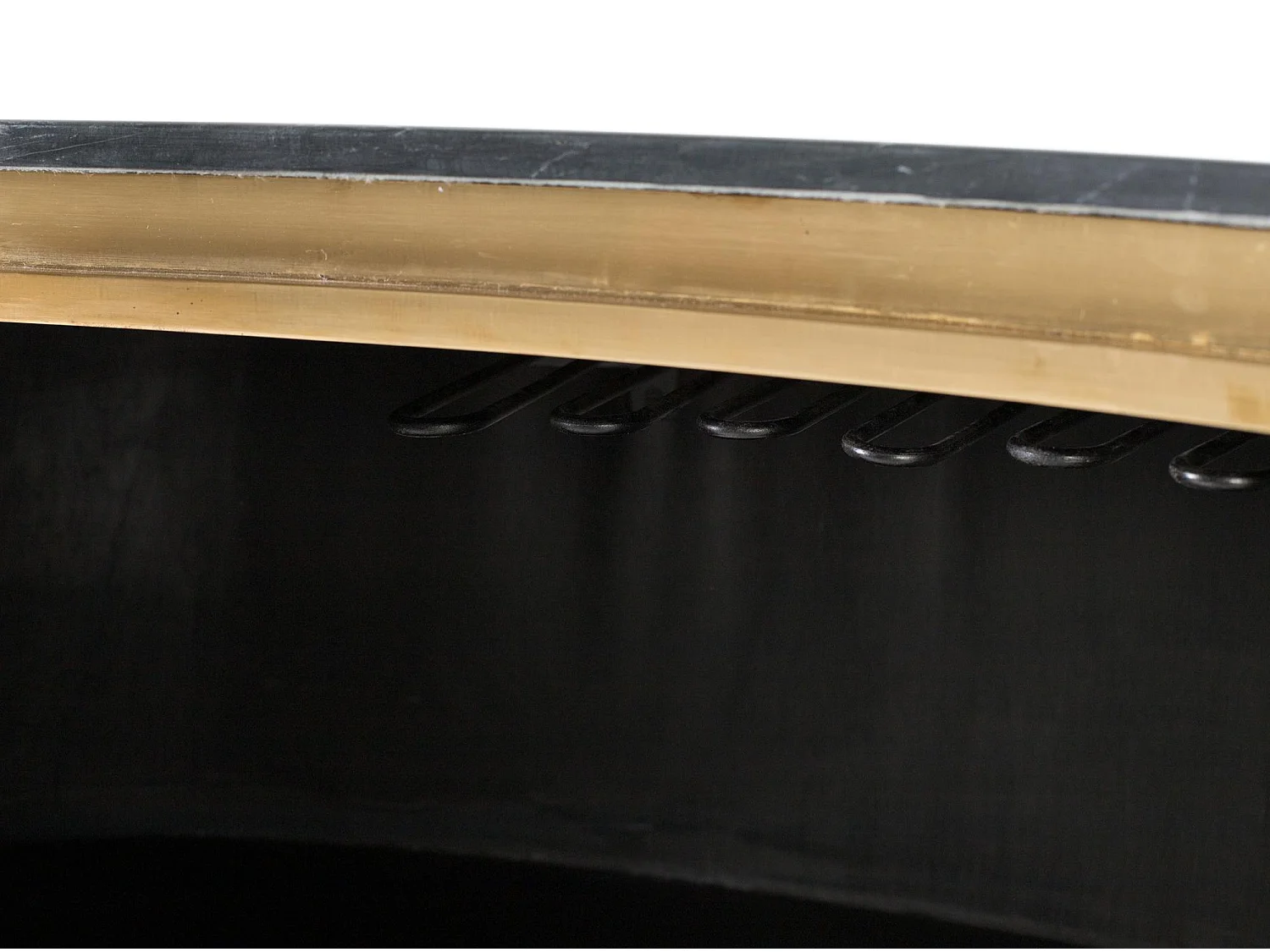 Barschrank mit geschwungener Goldfront und Ablageflächen im Inneren