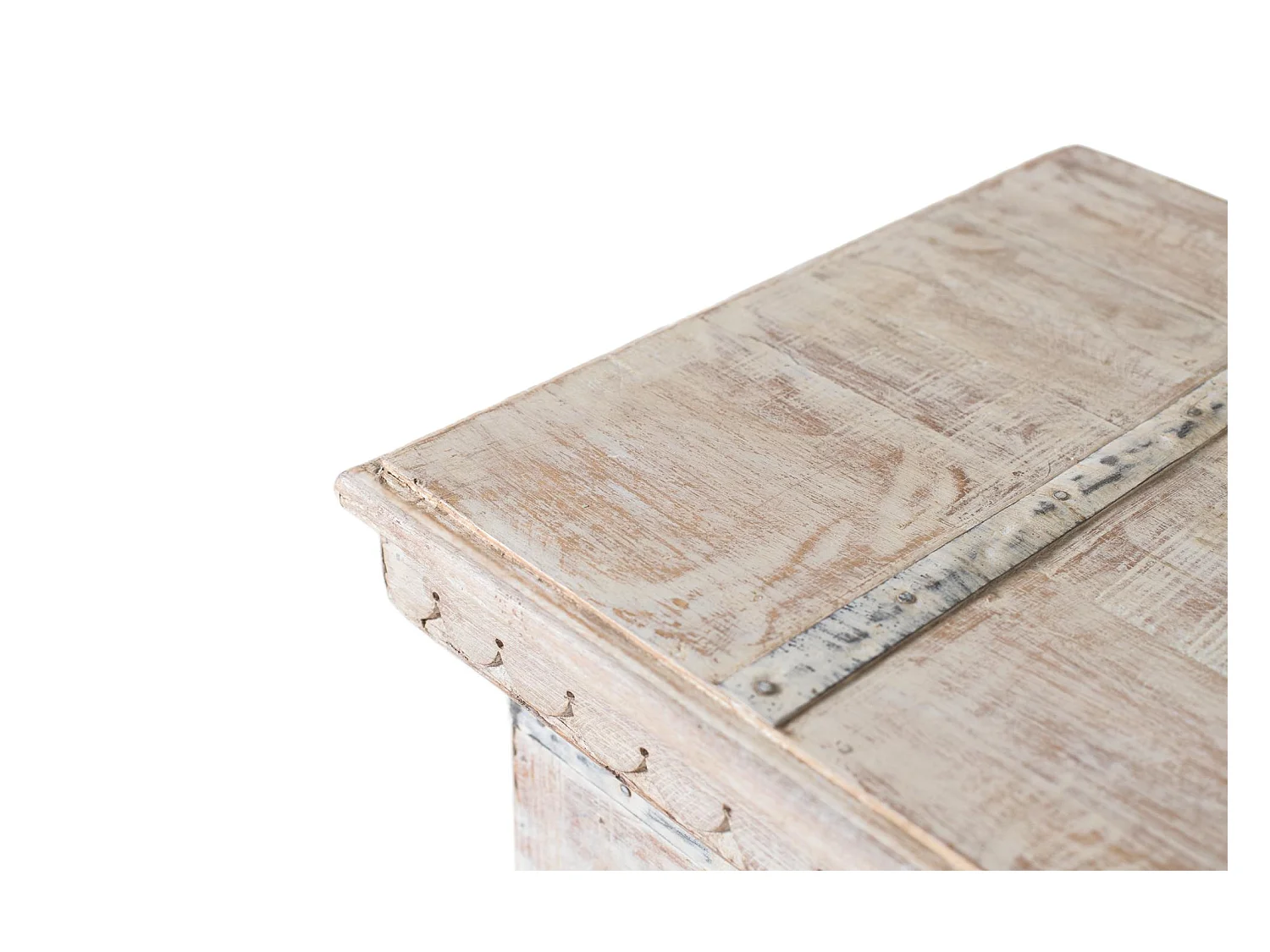 Coffre en bois avec ouverture par le haut et finition blanche décapée