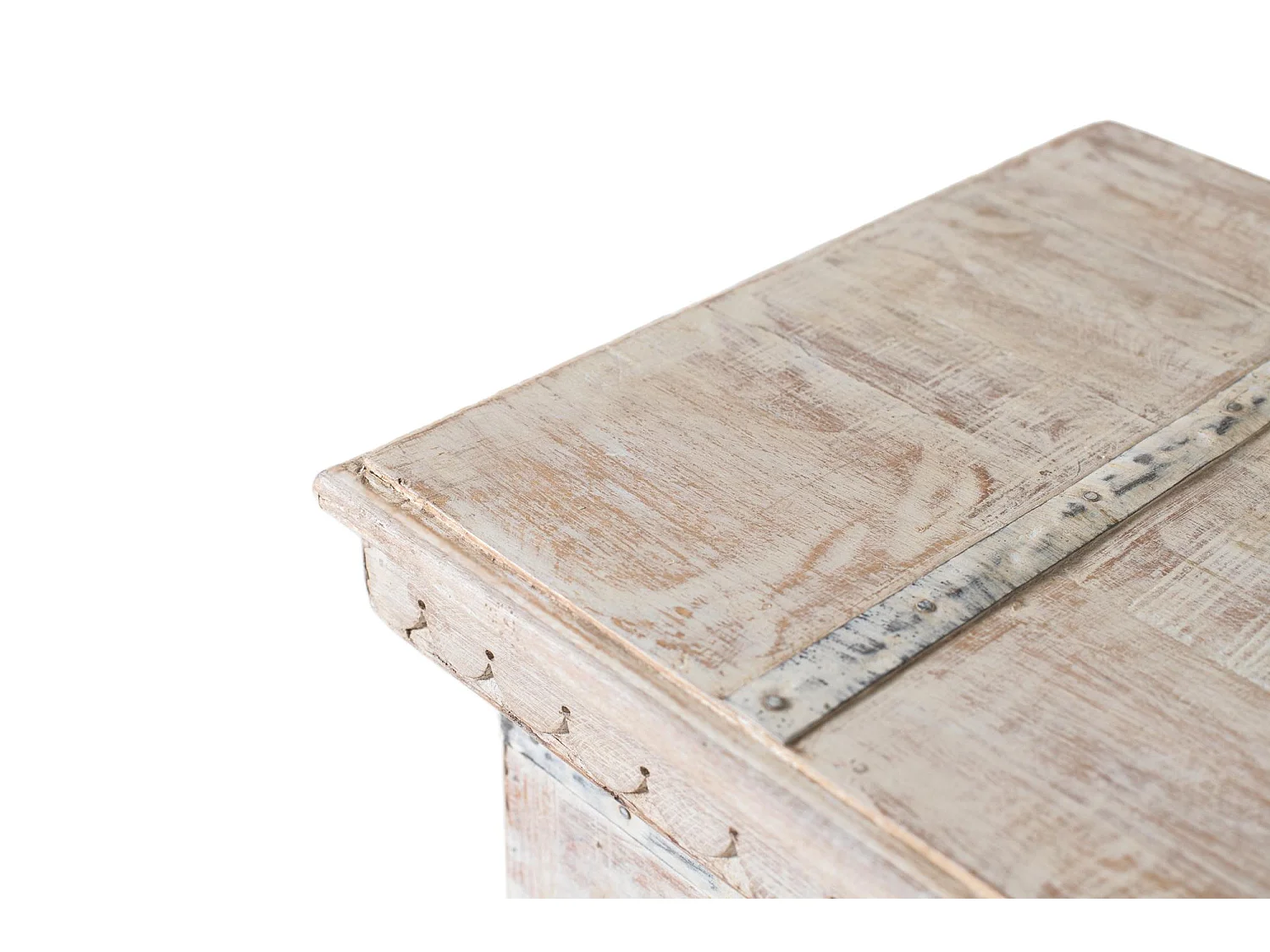 Coffre en bois avec ouverture par le haut et finition blanche décapée