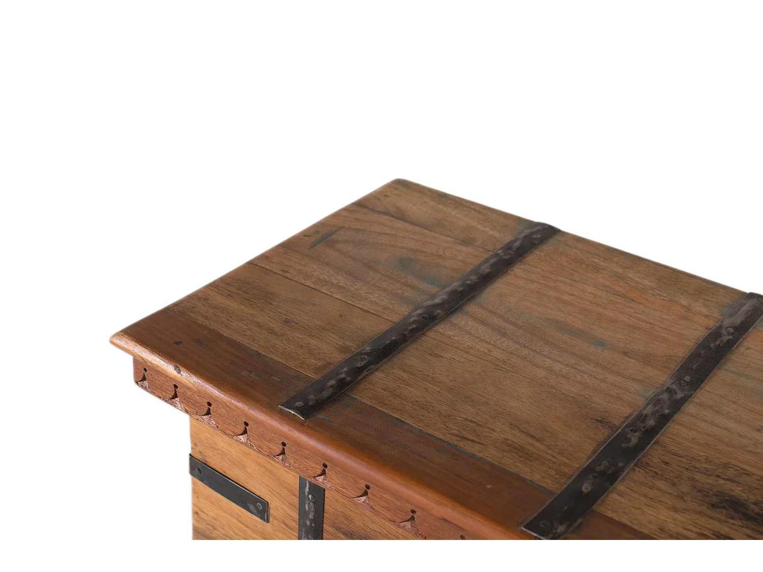 Kist van gerecycled hout met open deur en quincaillerie