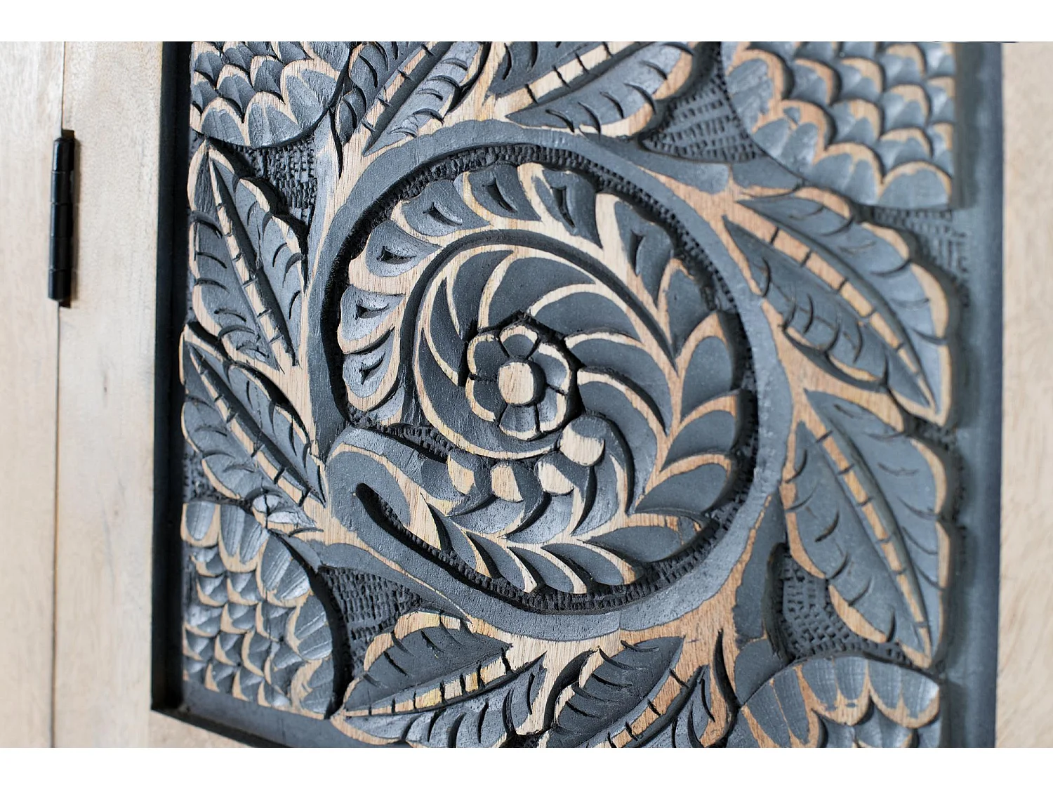 Armoire en bois de manguier avec portes sculptées à la main 180cm