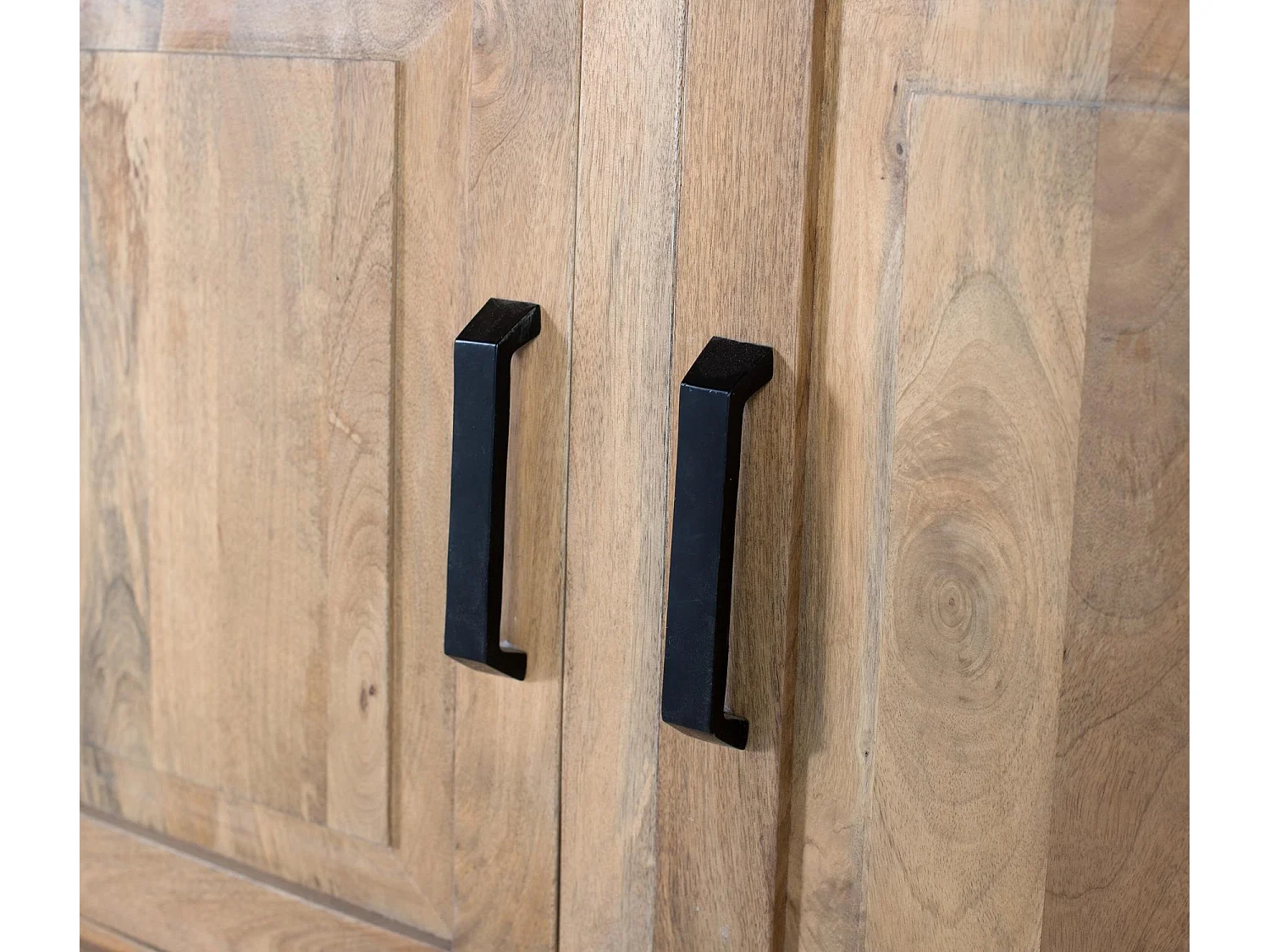 Ambachtelijke kast in massief manguierhout 226 cm