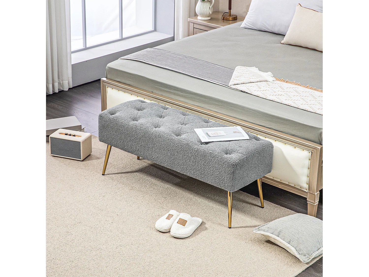 Banc rembourré aspect laine d'agneau et coutures boutonnées,avec pieds en acier robustes