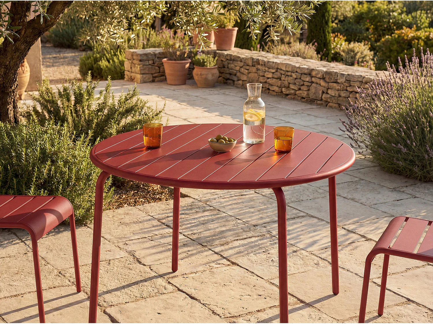 Table de jardin ronde D.110 cm en métal - Rouge - MIRMANDE de MYLIA