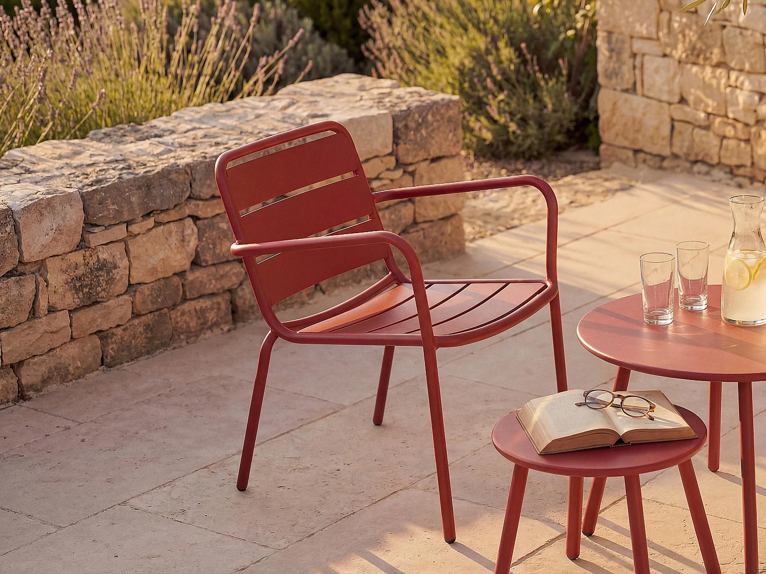 Fauteuil bas de jardin empilable en métal - Rouge - MIRMANDE de MYLIA