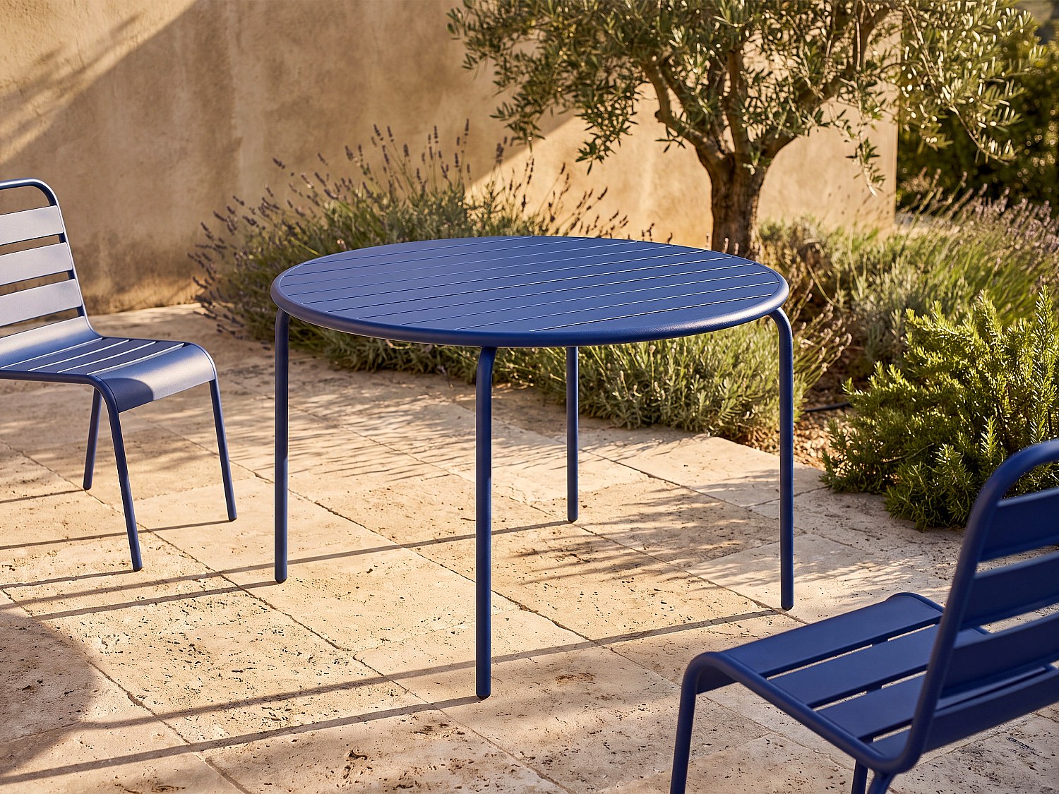 Runder Gartentisch D.130 cm aus Metall – Nachtblau – MIRMANDE von MYLIA