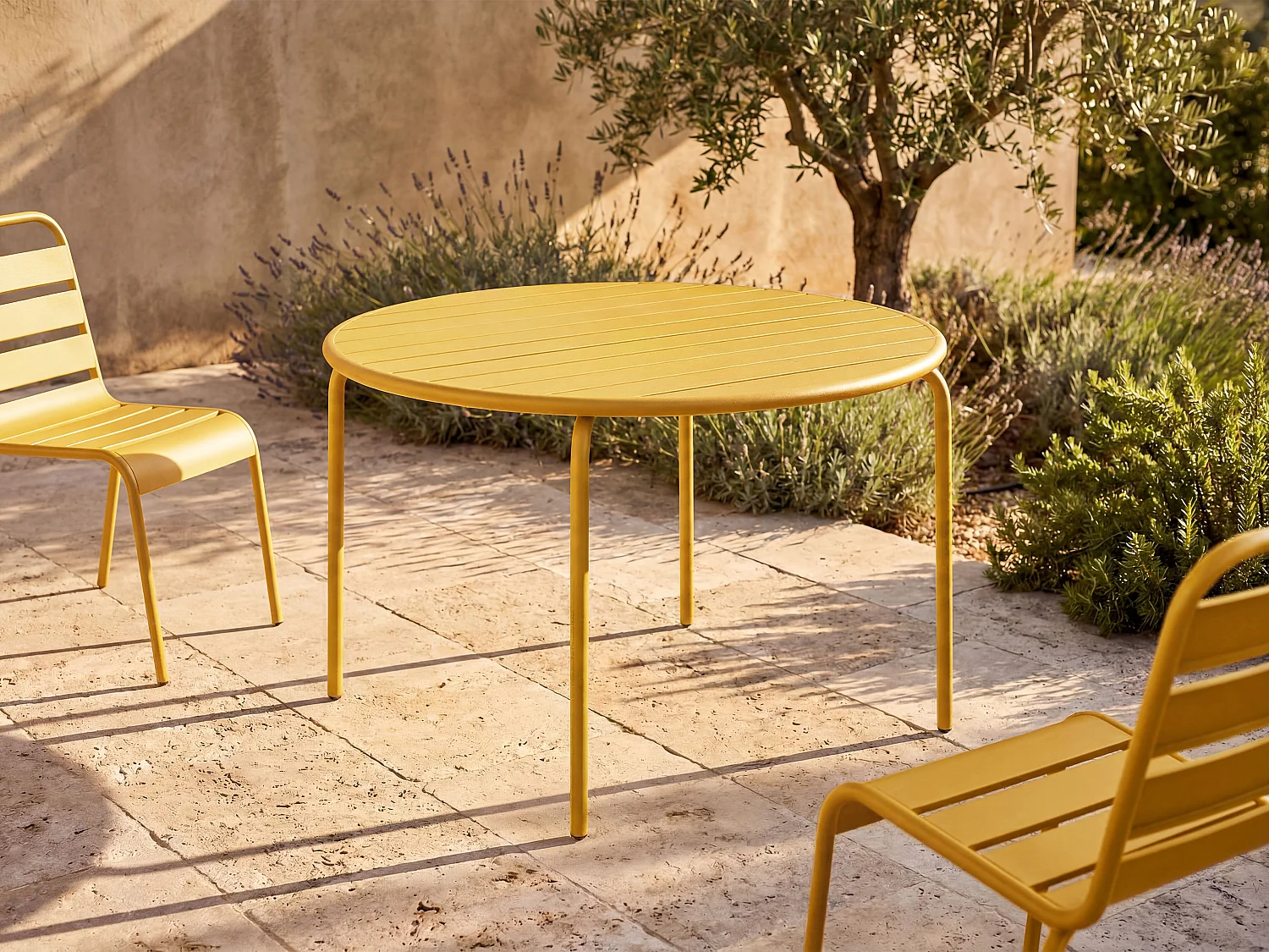 Ronde tuintafel Ø 130 cm van metaal - Mosterdgeel - MIRMANDE van MYLIA